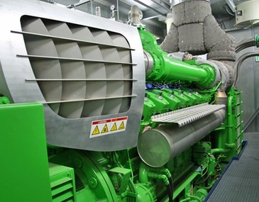 Bild: Ein 12-Zylinder-Motor eines Groß-BHKWs