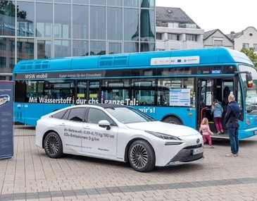 Bild: Blick in die Zukunft: PKW und Bus mit Wasserstoffantrieb