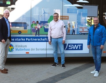 Bild: Der neue Elektrobus bewirbt die Kooperation von Mutterhaus und SWT.