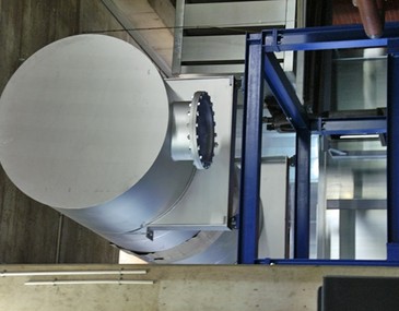 Bild: Über den Abgasschalldämpfer wird die bei der Stromproduktion entstandene Wärme aus der Schallkabine in Richtung Heizungsanlage geleitet.