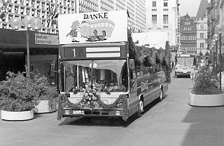 Bild: Der letzte Bus fährt durch die Fußgängerzone