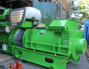 Bild: Der Generator wird an den Motor angeflanscht.