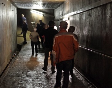 Bild: Die Teilnehmer auf dem Weg in das rund 60 Meter tief liegenden Dammbauwerk.