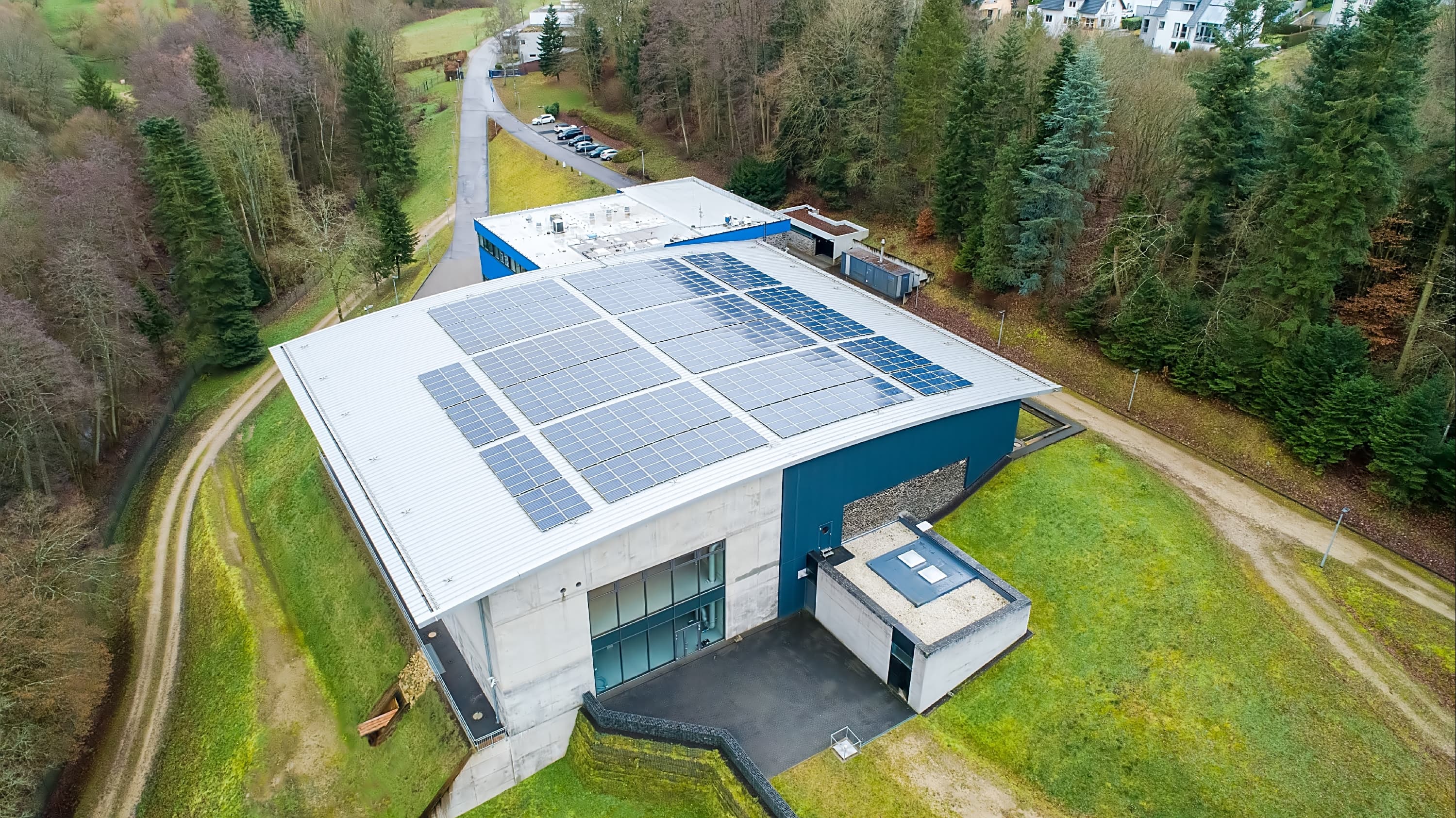 PV-Anlage auf dem Dach Irsch Wasserwerk Drohne