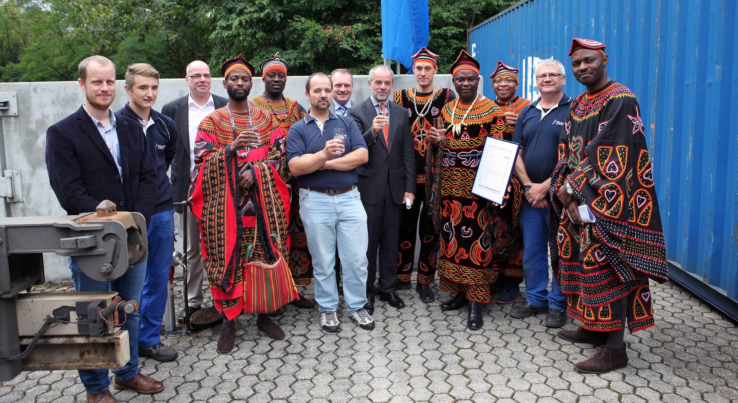 Pressefoto Übergabe Trinkwasserfilter 