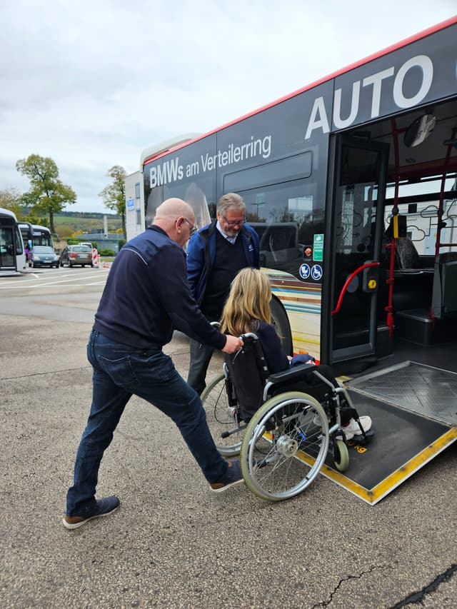 Busfahrerinnen und Busfahrer üben den Umgang mit Fahrgästen im Rollstuhl
