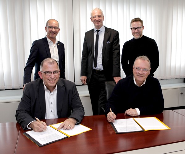 Bild: Foto: Bei der Vertragsunterzeichnung – vorne: (v.l.) Ralf Zorn (Verbandsgemeindewerke Konz AöR) und Arndt Müller (SWT), dahinter stehen (v.l.) Joachim Weber, Wolfram Leibe sowie Dirk Eis (SWT)