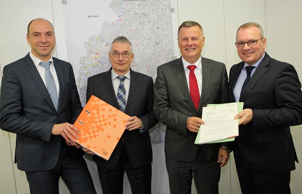 Bild: von links: Helfried Welsch (Vorstand KNE), Joachim Gerke (Abteilungsleiter SGD), Dr. Ulrich Kleemann (Präsident SGD), Arndt Müller (Vorstand KNE, LWE)