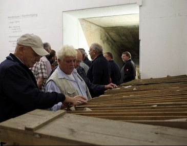 Bild: Die Besucher begutachten Bohrkerne, die bei der geologischen Erkundung in den 70er Jahren vor dem Bau der Talsperre Nonnweiler, entnommen worden sind.
