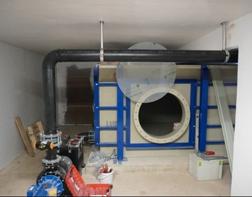 Bild: Der Schwallwasserbehälter für das Planschbecken: Derzeit noch mit offener Luke. 