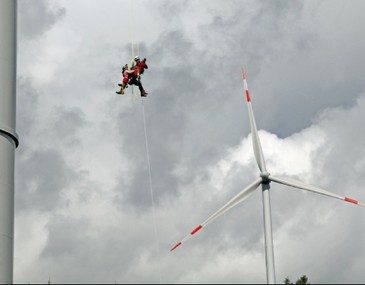 Bild: Abseilen von der Gondel aus 140 Meter Höhe: eine Höhen-Rettungsübung war Teil des Festprogramms.