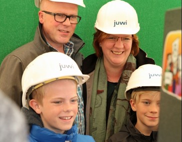 Bild: Spaß in der Fotobox - eine Familie macht ein Bild zum Andenken an den Besuch des Windparkfestes