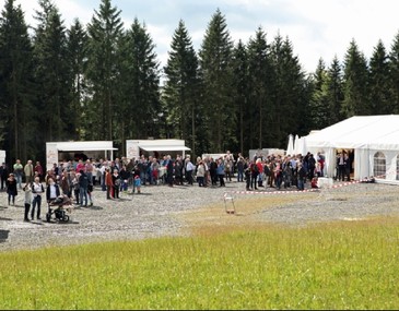 Bild: Der Festplatz am Fuß von einer der insgesamt 14 Anlagen.