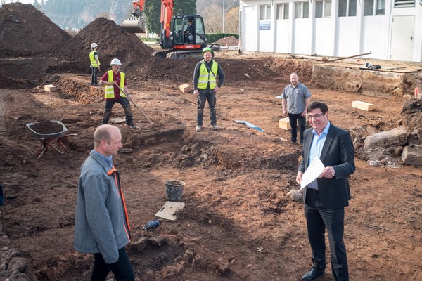 Bild: Joachim Hupe, Leiter der Archäologischen Denkmalpflege (links), vermittelt SWT-Bereichsleiter Werner Bonertz (rechts) einen Einblick in die Grabungen